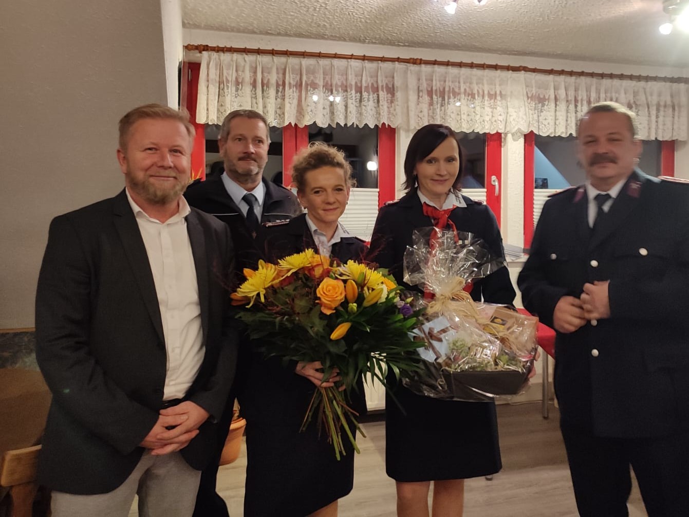 v.l.n.r.: Bürgermeister Marco Siegemund, Stellv. Stadtwehrleiter Mario Weiß, Kathleen Konrad, Nicole Petzoldt, Ortswehrleiter Michael Hartmann